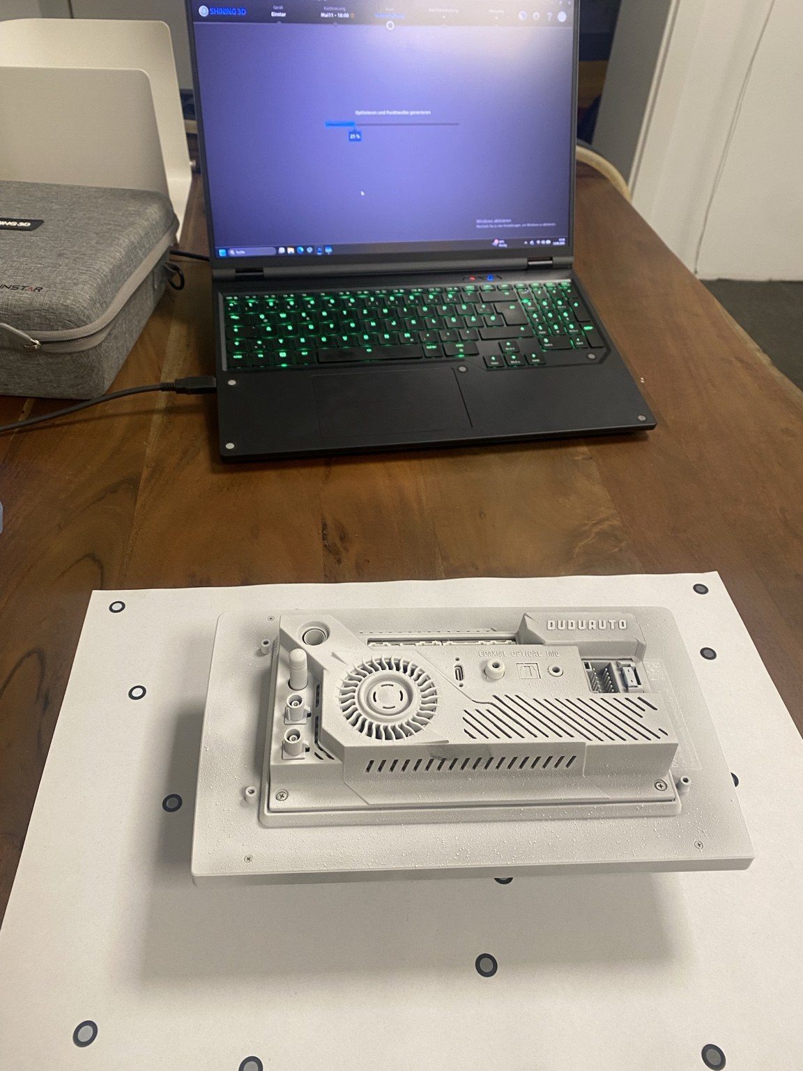 3D-Scan eines Autoradios mit Referenzmarkern