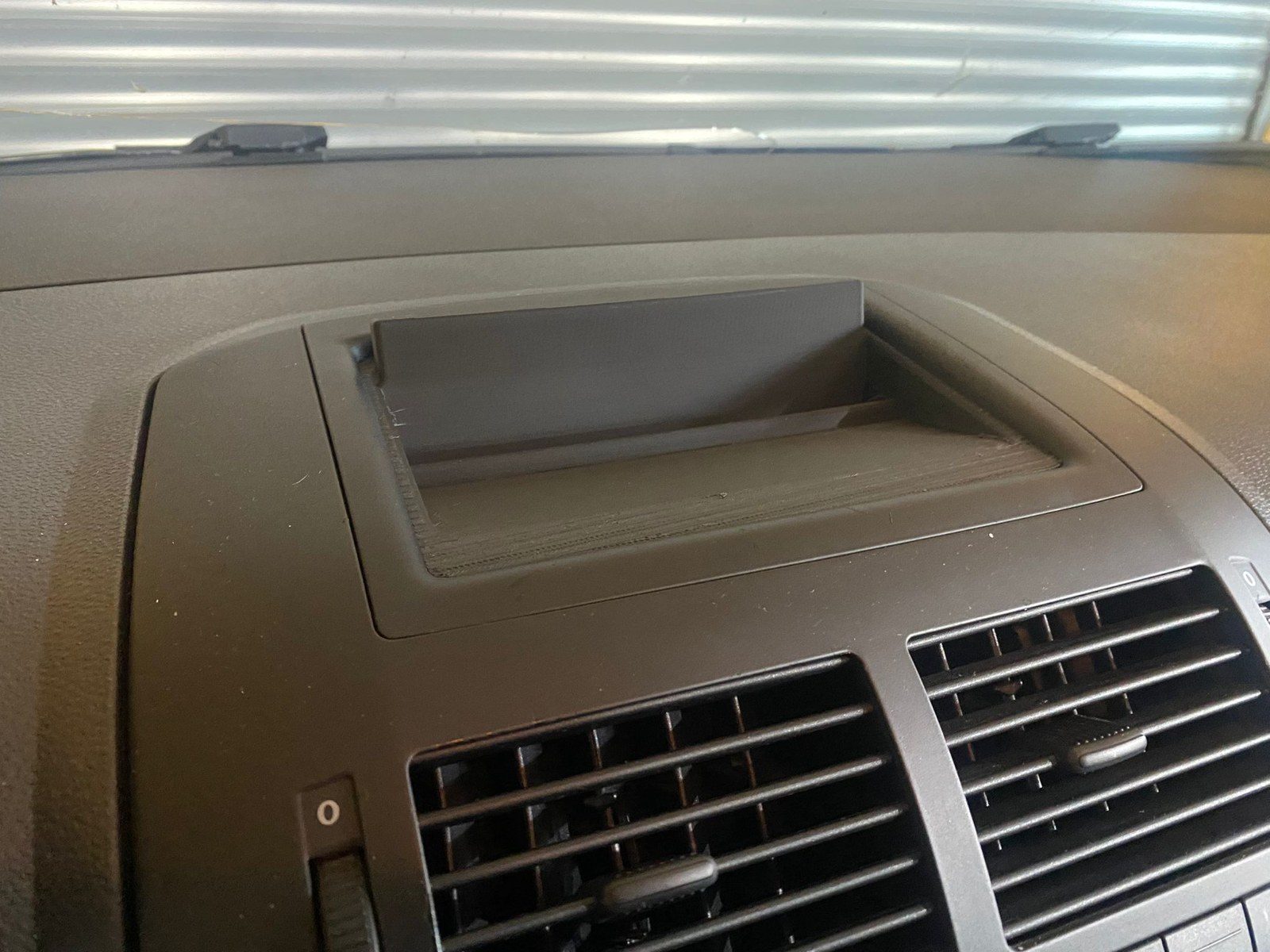 Handyhalterung im Armaturenbrett eines VW Polo 9N3
